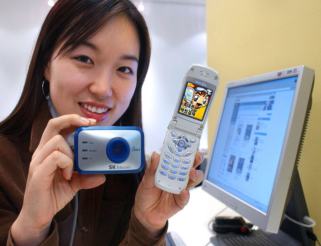 On the 22nd of December, SK Telecom started its `Liquid Screen Small Payment Service` that allows settlement of account charges through ray signals captured on a liquid screen.